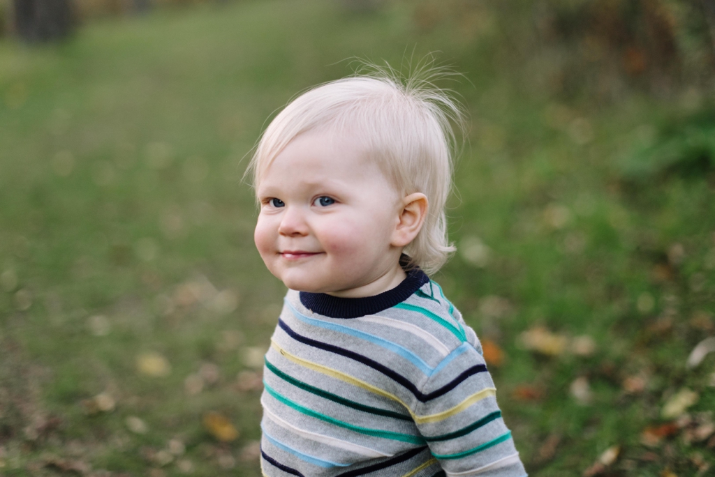 smiling toddler at fall family session in minneapolis