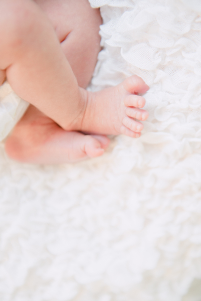newborn baby toes lifestyle photography session