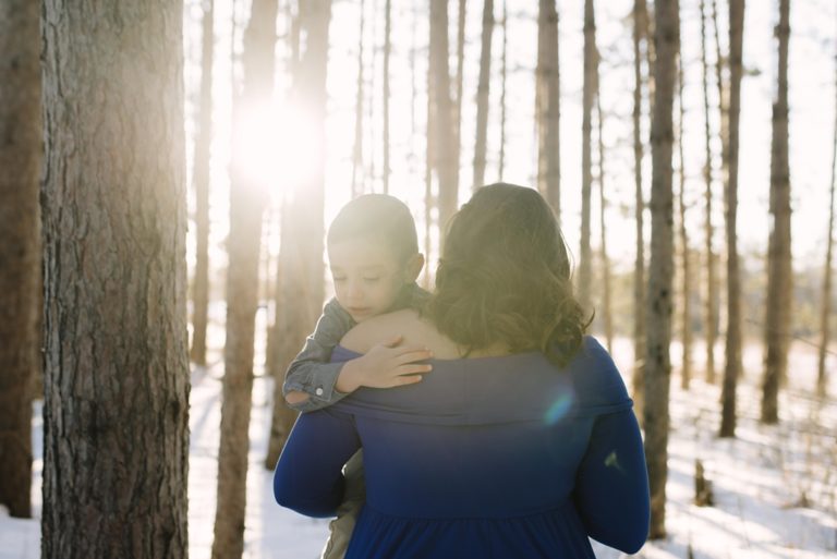 Twin Cities Maternity Session In The Snow - Laura Alpizar Photography