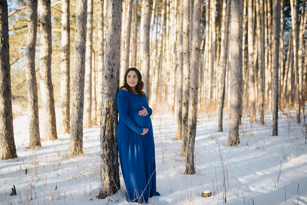 expectant mother maternity session in minnesota winter