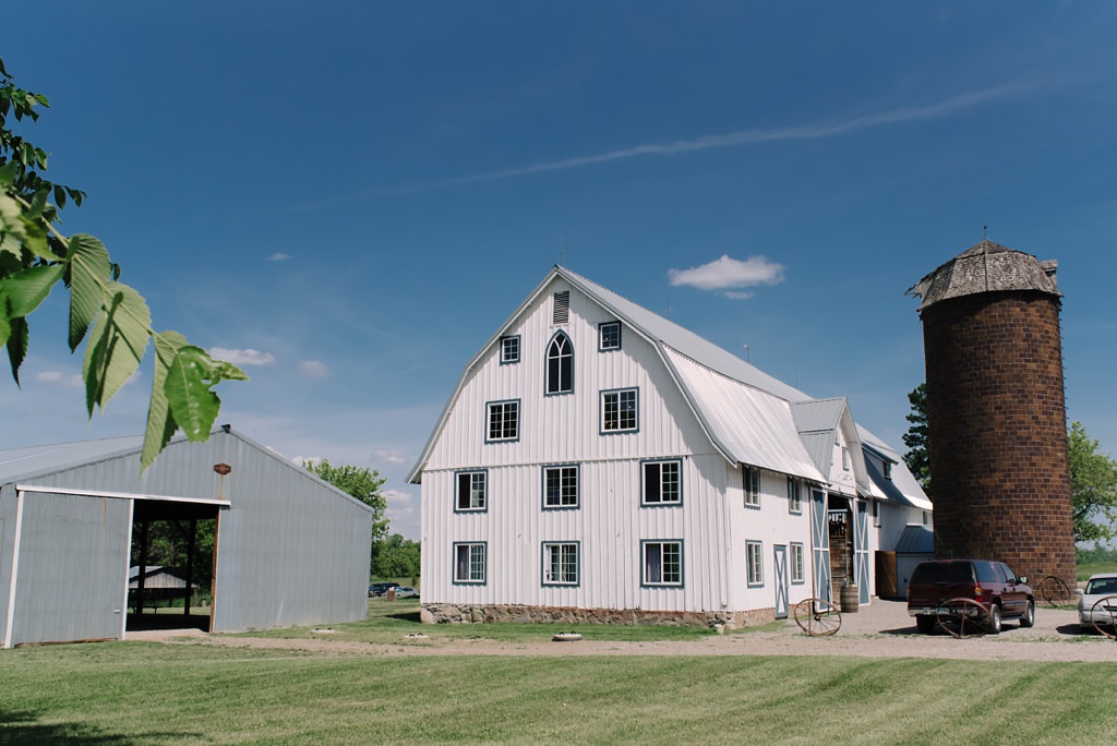 Bloom Lake Minnesota Barn Wedding Ashley Michael Laura Alpizar