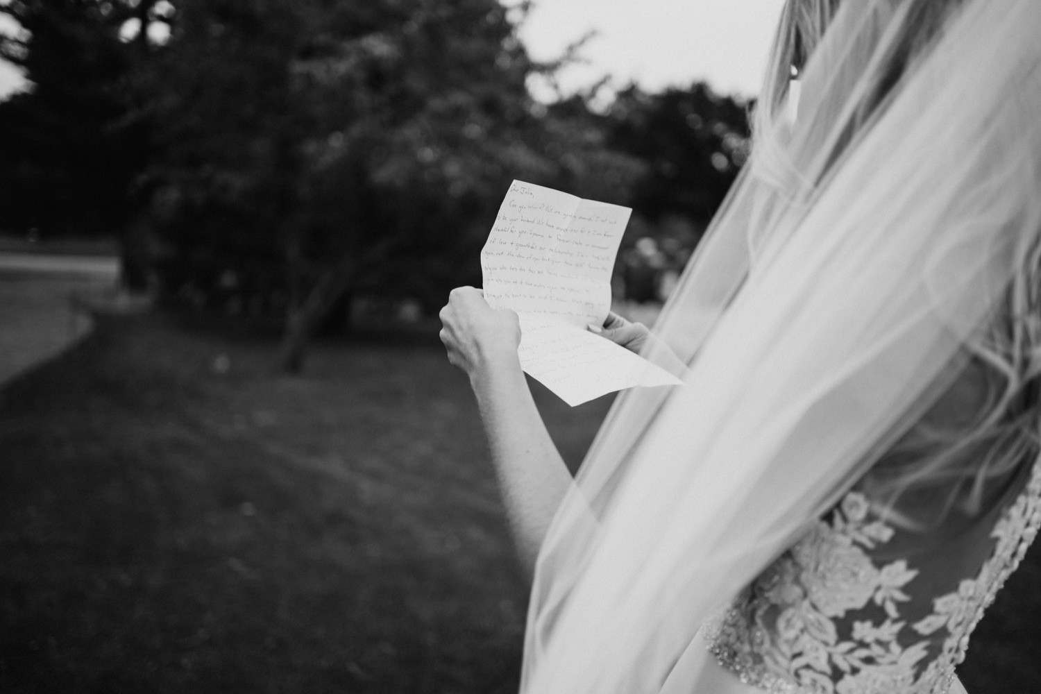 bride reading a note from groom before wedding