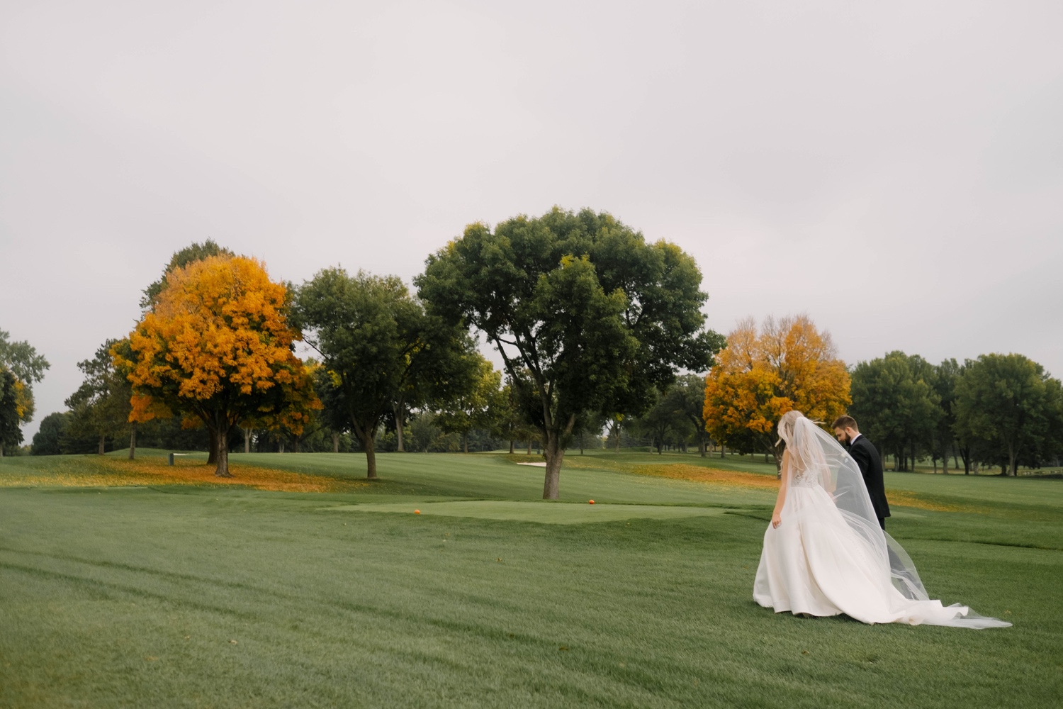 fall outdoor wedding couple at minnesota valley country club golf course
